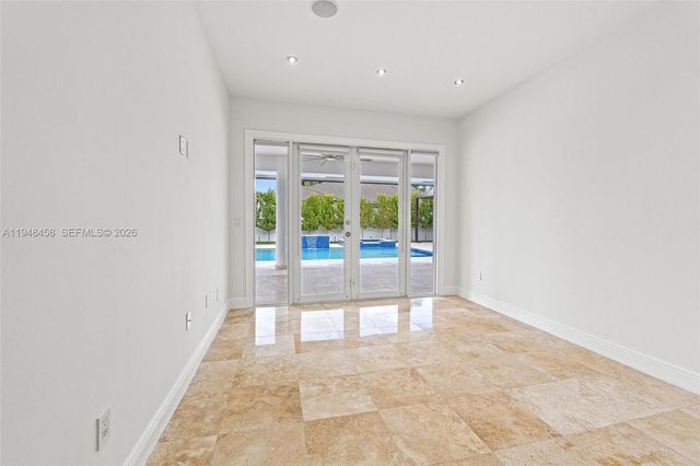 9901 NW 130th St, Hialeah Gardens, FL 33018