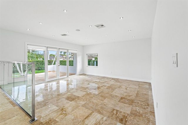 9901 NW 130th St, Hialeah Gardens, FL 33018