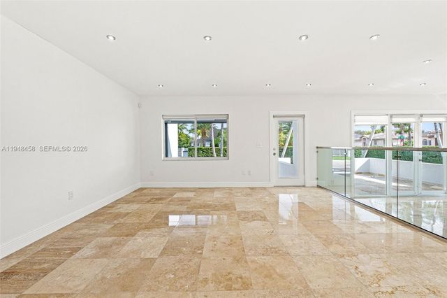 9901 NW 130th St, Hialeah Gardens, FL 33018