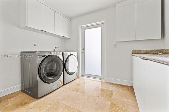 9901 NW 130th St, Hialeah Gardens, FL 33018