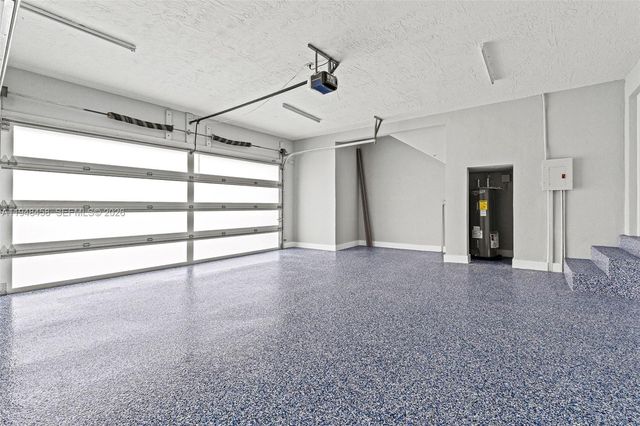 9901 NW 130th St, Hialeah Gardens, FL 33018