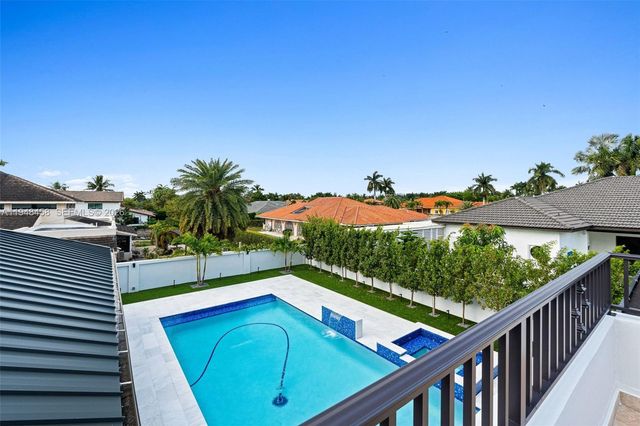 9901 NW 130th St, Hialeah Gardens, FL 33018