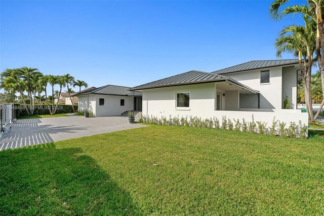 9901 NW 130th St, Hialeah Gardens, FL 33018