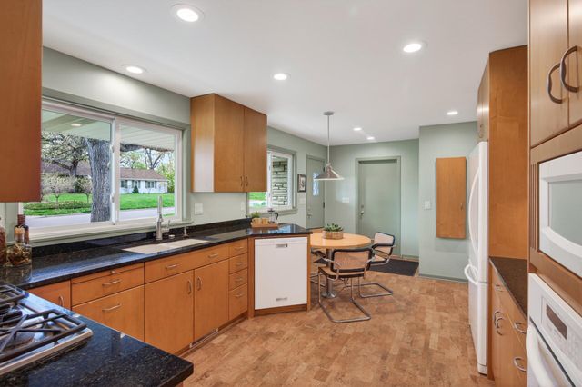 124 Ardmore Drive, Golden Valley, MN 55422