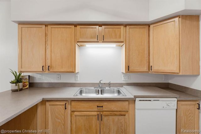 730 Amberly Drive, Waterford, MI 48328