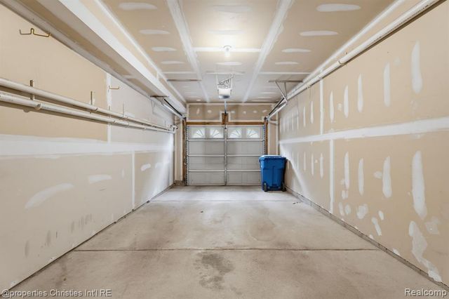 730 Amberly Drive, Waterford, MI 48328