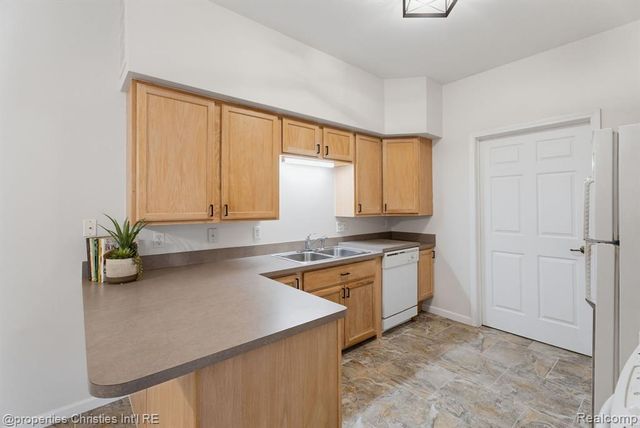 730 Amberly Drive, Waterford, MI 48328