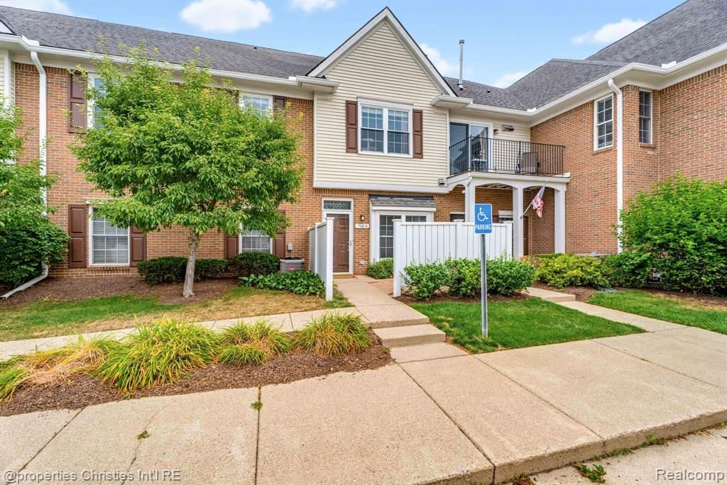 730 Amberly Drive, Waterford, MI 48328