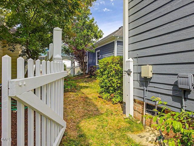 913 Edgewater Circle, Chapel Hill, NC 27516