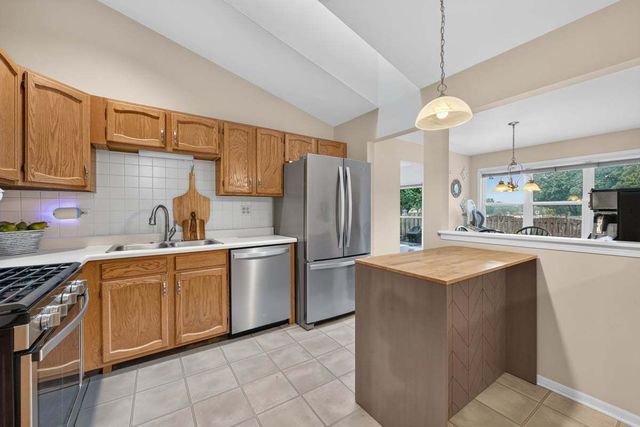 397 Meadowview Lane, Aurora, IL 60502