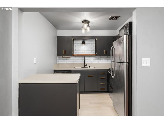 4460 Sw SCHOLLS FERRY Rd 8, Portland, OR 97225