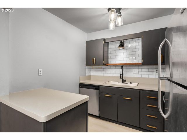 4460 Sw SCHOLLS FERRY Rd 8, Portland, OR 97225