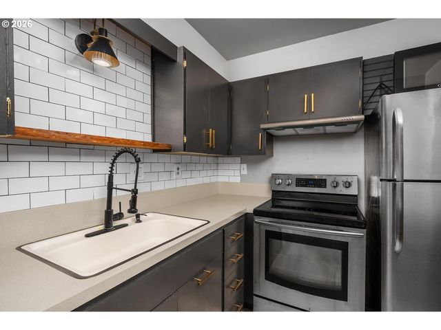 4460 Sw SCHOLLS FERRY Rd 8, Portland, OR 97225