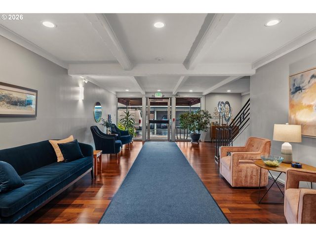 4460 Sw SCHOLLS FERRY Rd 8, Portland, OR 97225