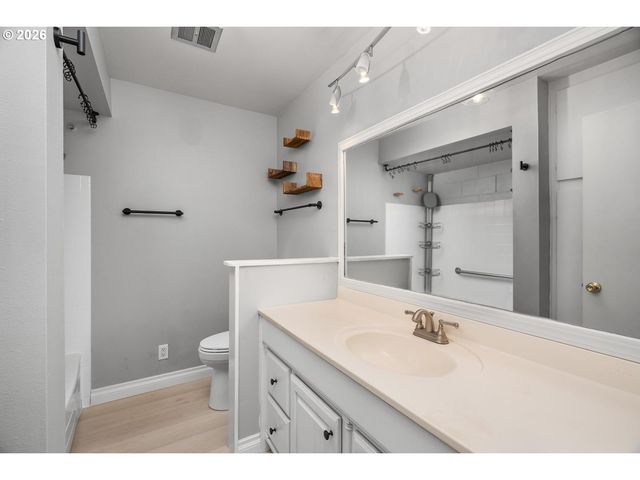 4460 Sw SCHOLLS FERRY Rd 8, Portland, OR 97225