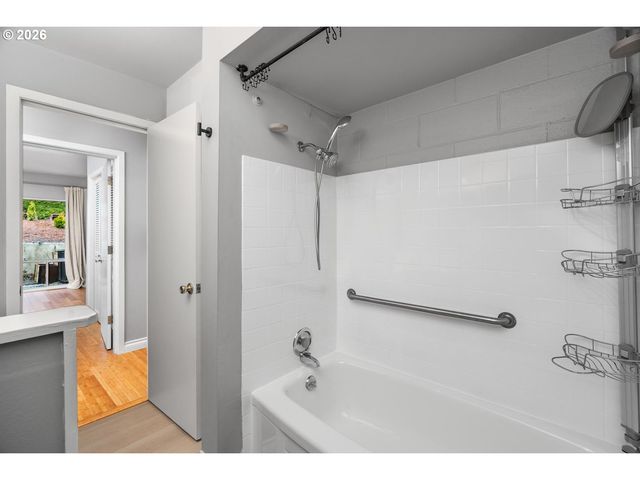 4460 Sw SCHOLLS FERRY Rd 8, Portland, OR 97225