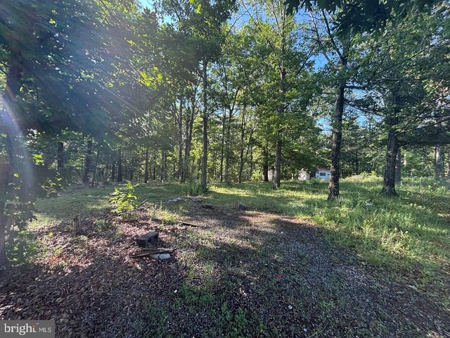 2 KENWIS DR, Paw Paw, WV 25434