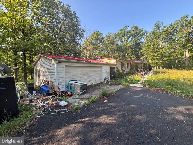 2 KENWIS DR, Paw Paw, WV 25434