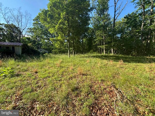 2 KENWIS DR, Paw Paw, WV 25434