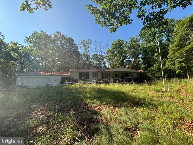 2 KENWIS DR, Paw Paw, WV 25434
