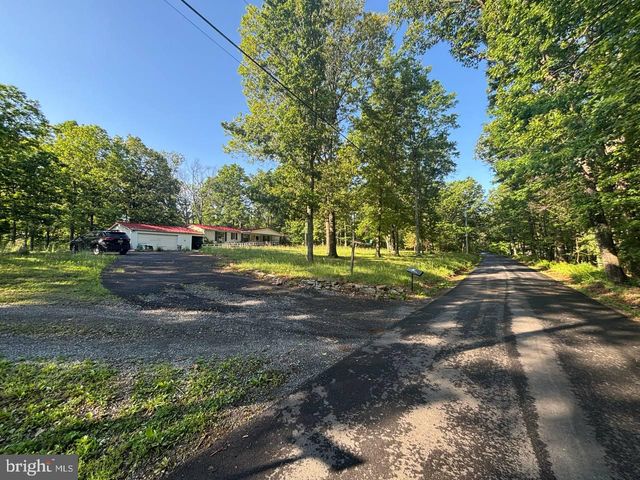 2 KENWIS DR, Paw Paw, WV 25434