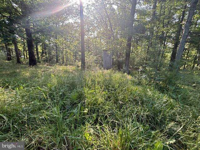 2 KENWIS DR, Paw Paw, WV 25434