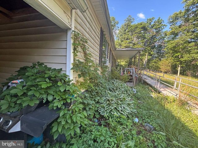 2 KENWIS DR, Paw Paw, WV 25434
