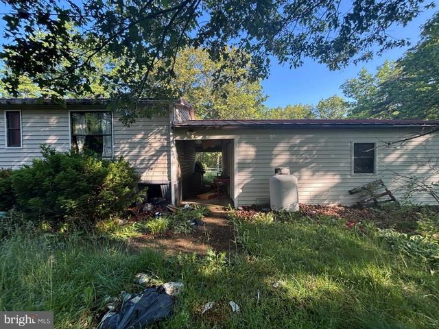 2 KENWIS DR, Paw Paw, WV 25434