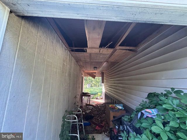 2 KENWIS DR, Paw Paw, WV 25434