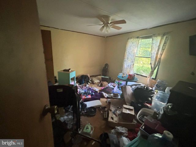 2 KENWIS DR, Paw Paw, WV 25434
