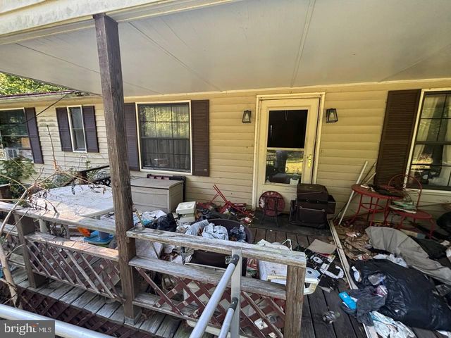 2 KENWIS DR, Paw Paw, WV 25434