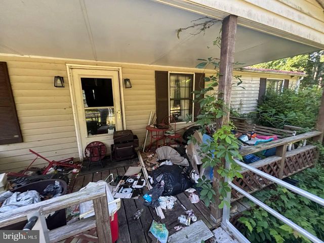 2 KENWIS DR, Paw Paw, WV 25434