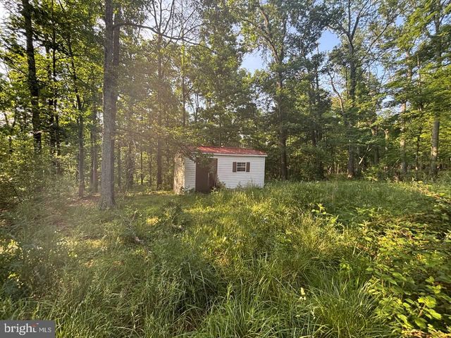2 KENWIS DR, Paw Paw, WV 25434