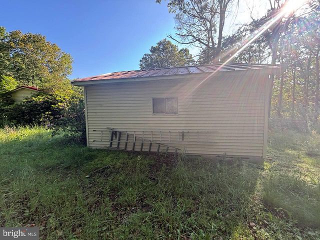 2 KENWIS DR, Paw Paw, WV 25434