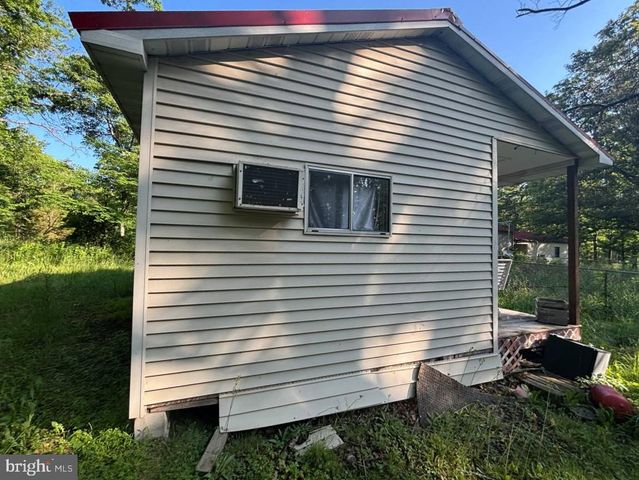 2 KENWIS DR, Paw Paw, WV 25434