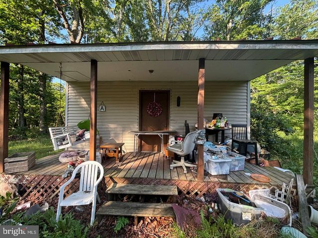 2 KENWIS DR, Paw Paw, WV 25434