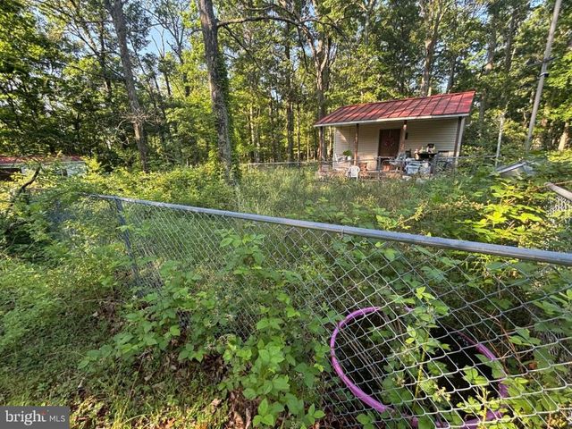 2 KENWIS DR, Paw Paw, WV 25434