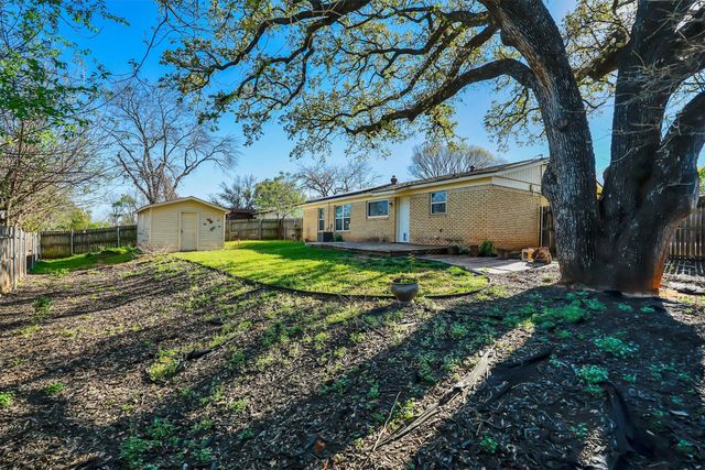 412 Fleming Drive, Hurst, TX 76053