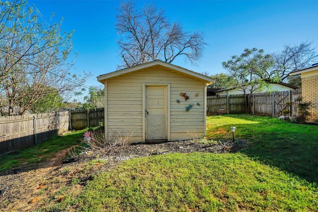 412 Fleming Drive, Hurst, TX 76053