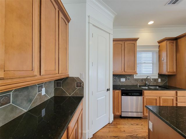 704 E 9th Street, Houston, TX 77007