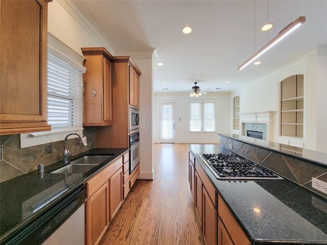 704 E 9th Street, Houston, TX 77007