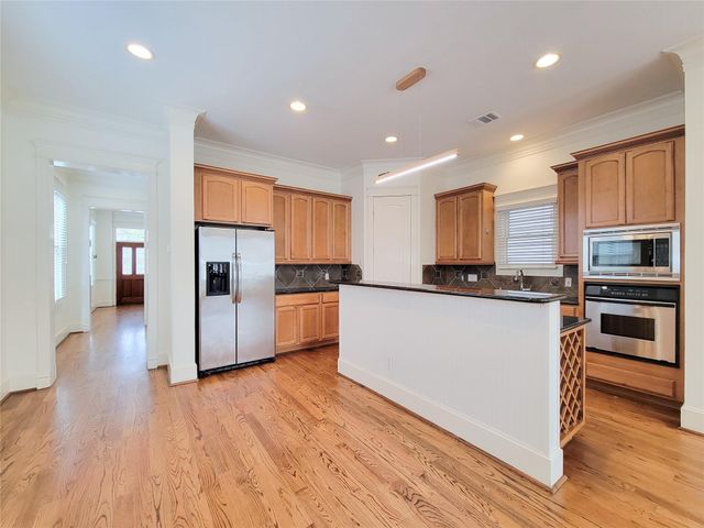 704 E 9th Street, Houston, TX 77007