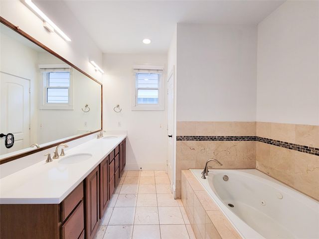 704 E 9th Street, Houston, TX 77007