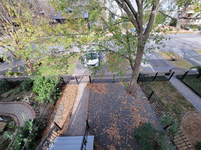 704 E 9th Street, Houston, TX 77007