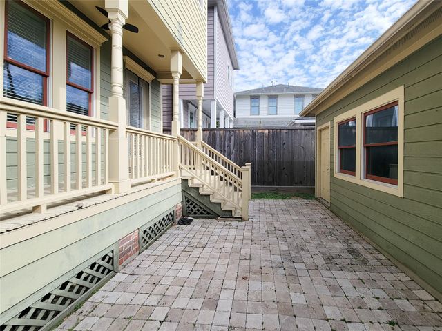 704 E 9th Street, Houston, TX 77007