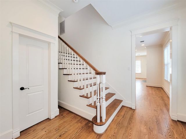 704 E 9th Street, Houston, TX 77007