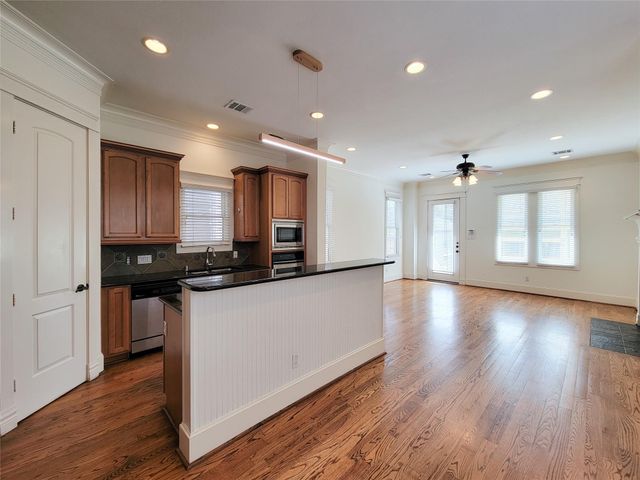 704 E 9th Street, Houston, TX 77007