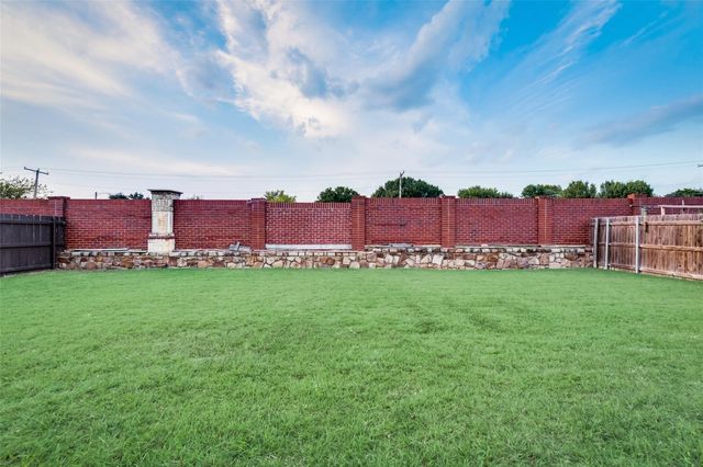 2424 Canyon Springs Drive, Grand Prairie, TX 75052