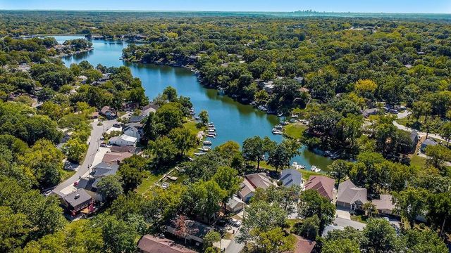 621 NW North Shore Drive, Lake Waukomis, MO 64151