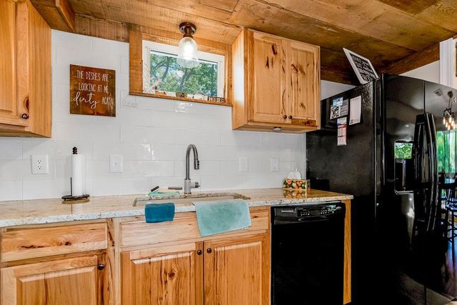 621 NW North Shore Drive, Lake Waukomis, MO 64151
